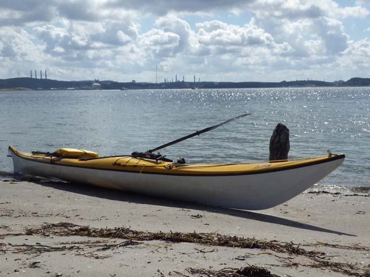 Bild. Strand och kajak.