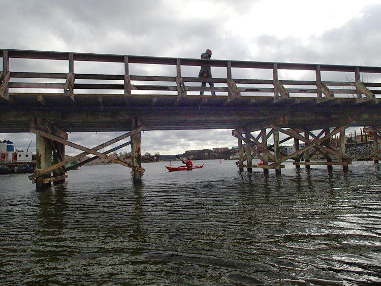 Bild. Träbron vid varven.