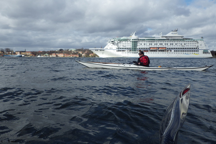 Bild. Birka Princess och Jan i hans kajak.