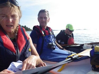 Bild. Lisen, Lennart och Finn funderar över vägen.