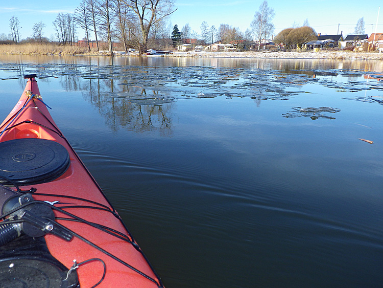 Bild. Eskilstunaån med isklumpar.