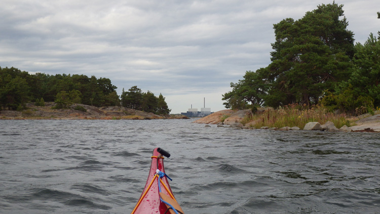 Bild. Kärnkraftverket dyker upp mellan öarna.