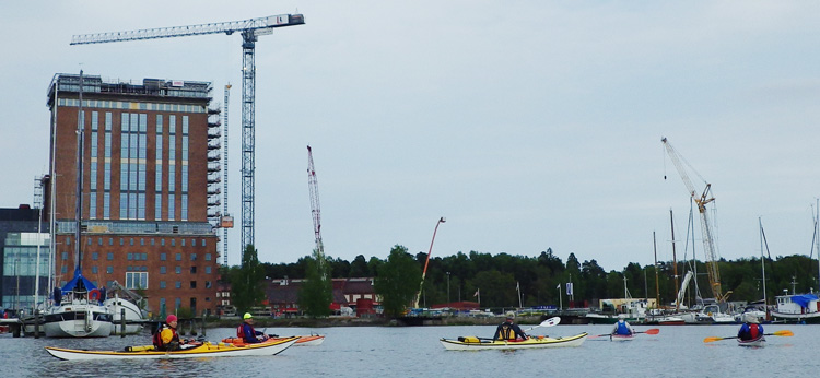 Bild. Kajaker framför före detta ångkraftverket.