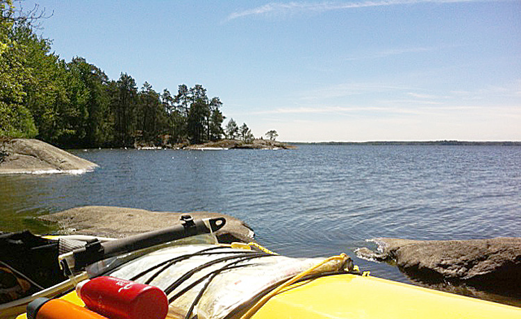 Bild. Kajak på klipphyllan i förgrunden. En bit av Fagerön i bakgrunden