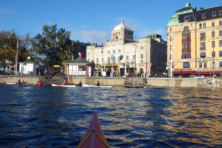 Kungliga Dramatiska teatern. Kajaker i förgrunden.