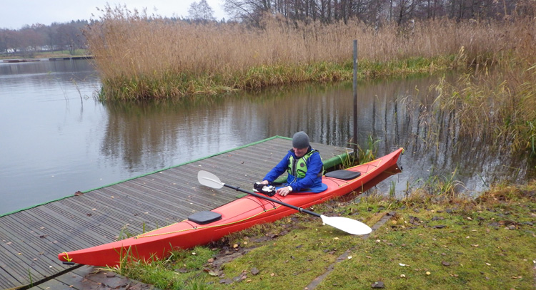 Lars-Olof sätter på kapellet vid bryggan. Eskilstunaån.