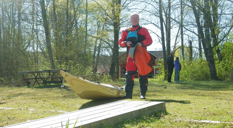 Bild. Peter bredvid hans nya kajak.