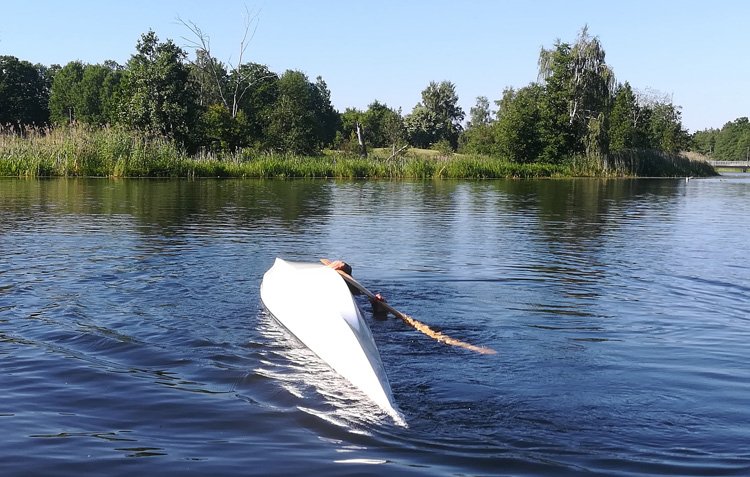 Bild. Botten på min kajak i ån.