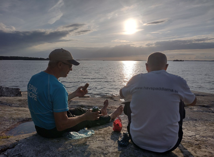 Bild. Christer och jag p klippan. Solen står lågt över horisonten.