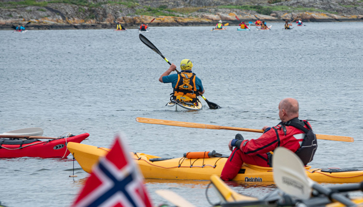 Bild. Jag kliver i kajaken inför rollkursen.