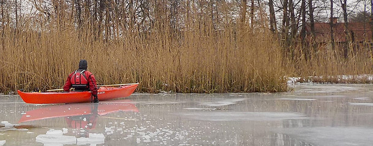 Bild. Jag hasar mot vassen för att rädda min hjälm.