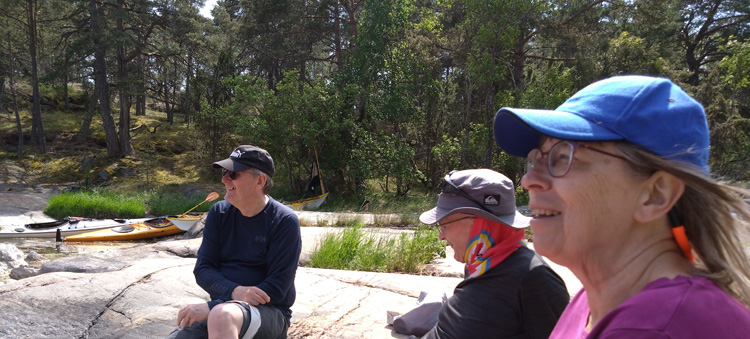 Bild. Tomas, Hasse och Eva tittar ut över havet.