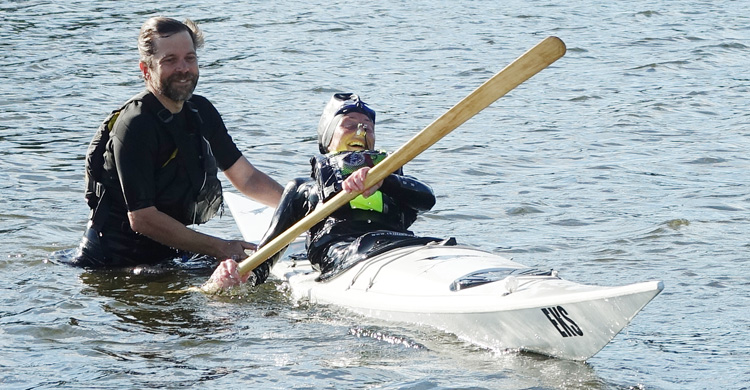 Bild. Mattias Hjälper Linda med rollen. De ser ut att ha roligt