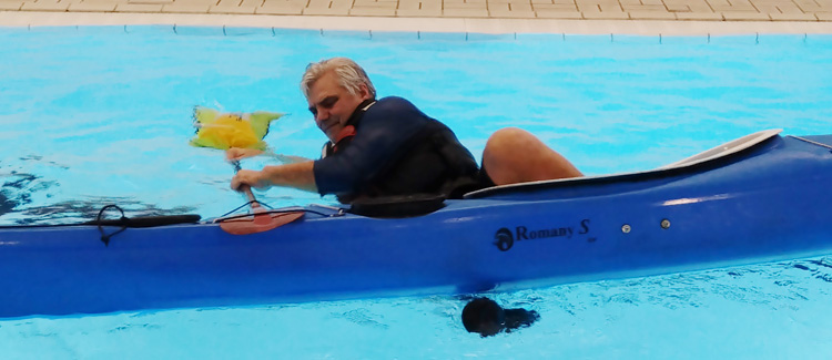 Bild. Uffe klättrar upp i kajaken.