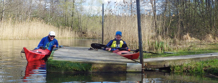Bild. Hasse och Lars-Olov vid bryggan.