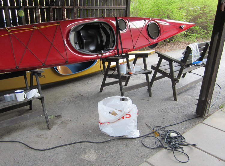 Bild Kajaker för reparation i carporten.
