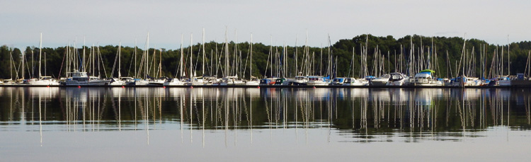 Bild. Båtarna ligger fortfarande kvar i Sundbyholm.